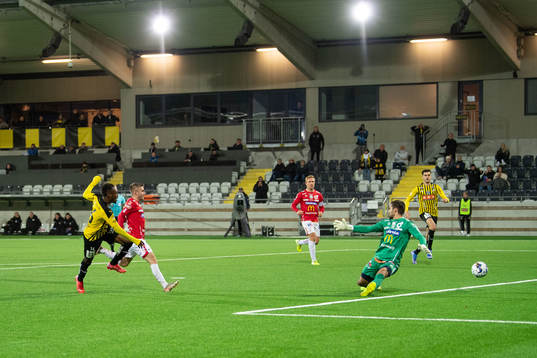 Häckens Benie Adama Traore gör 1-0 bakom Degerfors