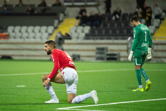 Degerfors Sean Sabetkar och målvakt Alfie Malik Whiteman
