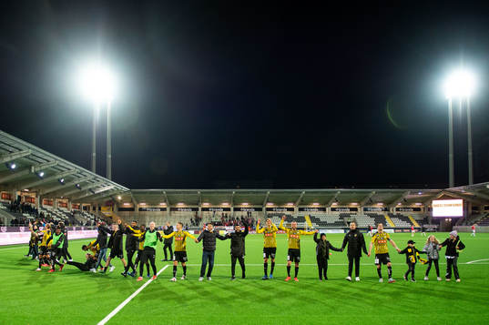 Häckens spelare jublar