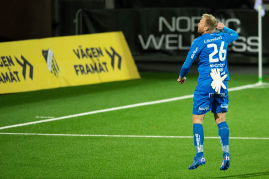 Häckens målvakt Peter Abrahamsson jublar