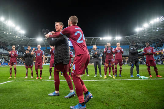 Malmö FFs Sören Rieks får kaptensbindeln av Lasse Nielsen