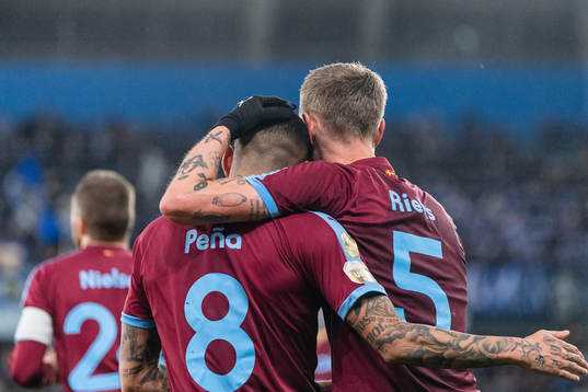 Malmö FFs Sergio Pena jublar med målskytten till 0-2