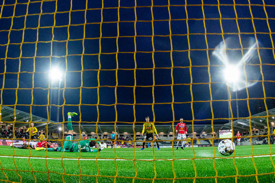 Häckens Patrik Wålemark gör 2-0 på Degerfors målvakt