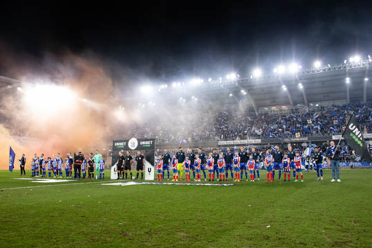 Lagen på line up innan fotbollsmatchen i Allsvenskan