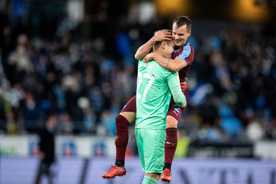 Malmö FFs målvakt Johan Dahlin och Eric Larsson jublar