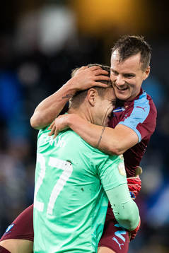 Malmö FFs målvakt Johan Dahlin och Eric Larsson jublar
