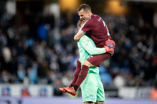 Malmö FFs målvakt Johan Dahlin jublar ihop med Eric