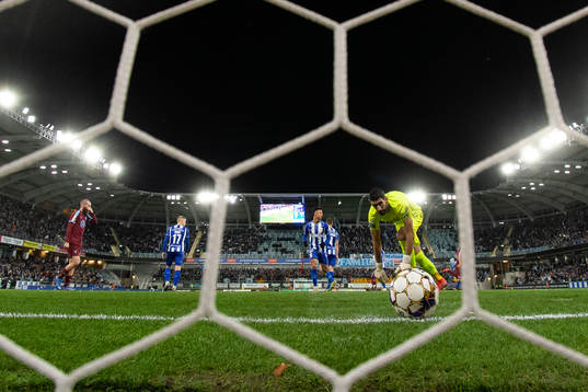 Malmö FFs Sören Rieks (ej i bild) skjuter 0-1 bakom IFK