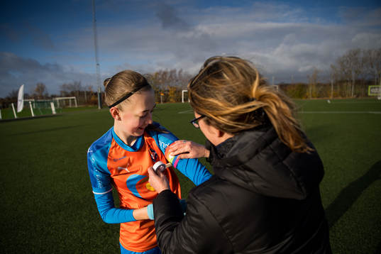 Vejbys Linn Ekstrand får hjälp att sätta på