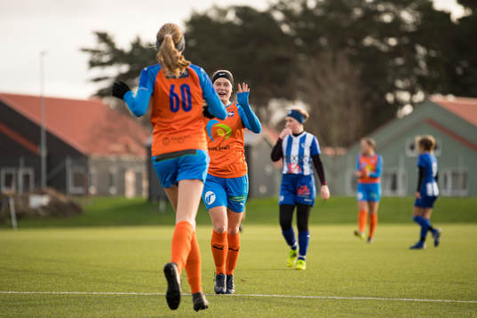Vejbys Almi Palmer jublar med Felicia Billermark