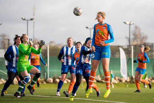 Vejbys Lisa Bergström oroar mot Jonstorps målvakt Julia