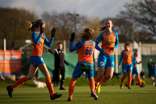 Vejbys Almi Palmer jublar med Tilda Nilsson Wejdrup och