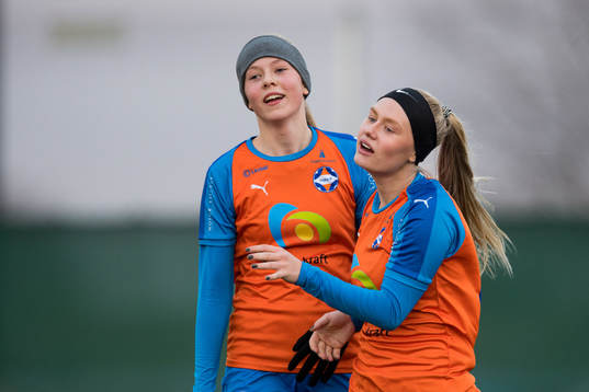 Vejbys Almi Palmer och Felicia Billermark jublar