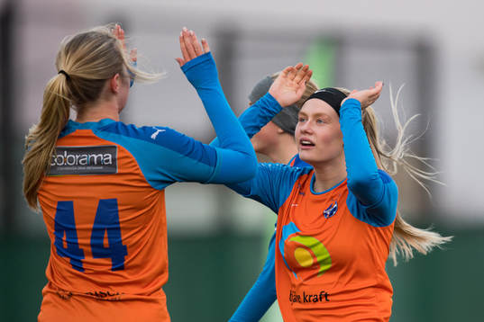 Vejbys Paulina Sandberg och Felicia Billermark jublar