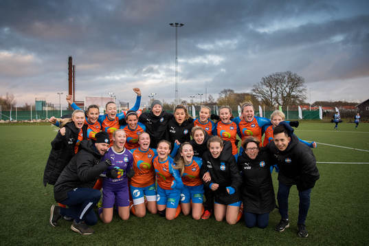 Vejbys spelare och ledare jublar