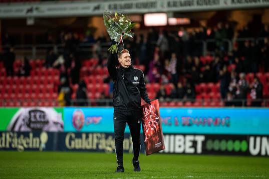 Kalmars assisterande tränare Rasmus Elm tackas av