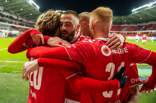 Kalmars Oliver Berg  jublar med lagkamrater