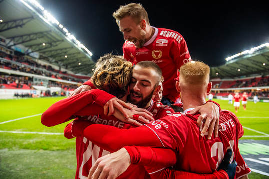Kalmars Oliver Berg  jublar med lagkamrater