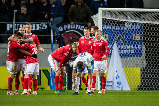 Kalmars spelare jublar samtidigt som IFK Norrköpings Carl