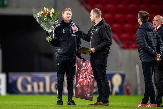 Kalmars assisterande tränare Rasmus Elm tackas av