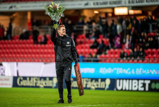 Kalmars assisterande tränare Rasmus Elm tackas av