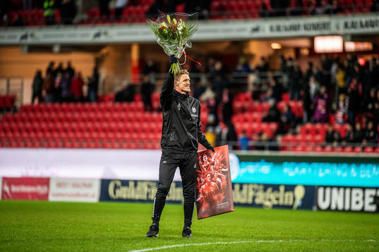Kalmars assisterande tränare Rasmus Elm tackas av