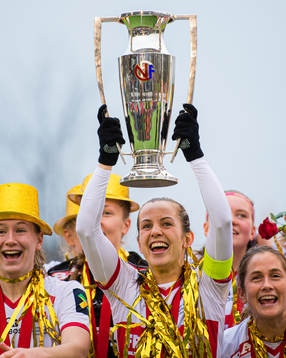 Tuva Hansen of Sandviken celebrates with the trophy
