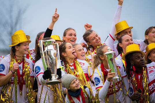 Players of Sandviken celebrates with the trophy