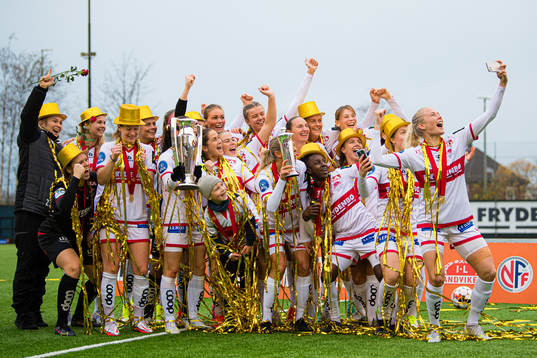 Players of Sandviken celebrates with the trophy