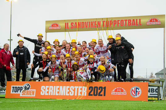 Players of Sandviken celebrates with the trophy