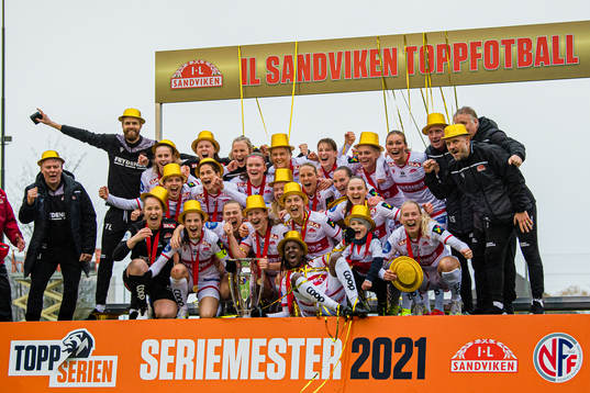 Players of Sandviken celebrates with the trophy