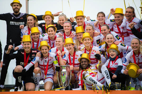 Players of Sandviken celebrates with the trophy