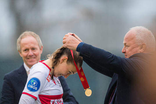Vilde Hasund of Sandviken and Terje Svendsen, president of