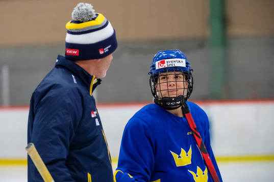 Sveriges assisterande tränare Andreas Spångberg och Emma