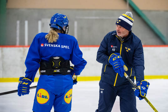 Sveriges Josefin Bouveng och assisterande tränare Andreas