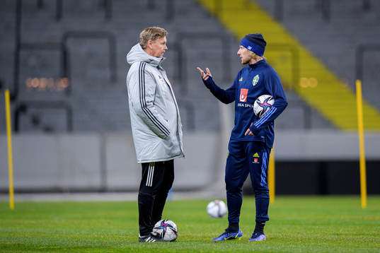 Assistant coach Peter Wettergren and Emil Forsberg of the