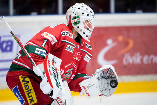 Modos målvakt Tex Williamsson värmer upp