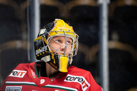 Modos målvakt Henrik Tikkanen värmer upp