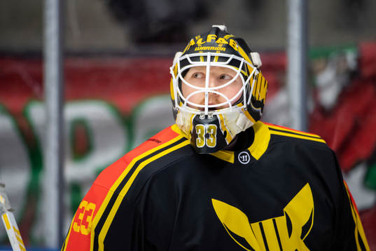 Västerås målvakt Linus Ryttar värmer upp