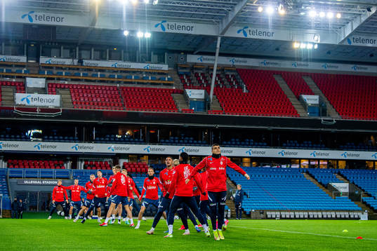 Mohamed Elyounoussi and players of the Norwegian national