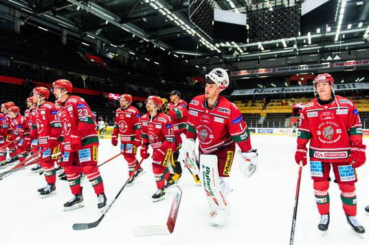 Modos målvakt Tex Williamsson tackar supportrarna