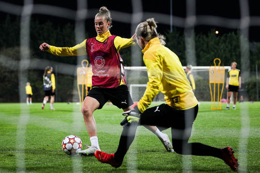 Mille Gejl Jensen and goalkeeper Jennifer Falk of Häcken