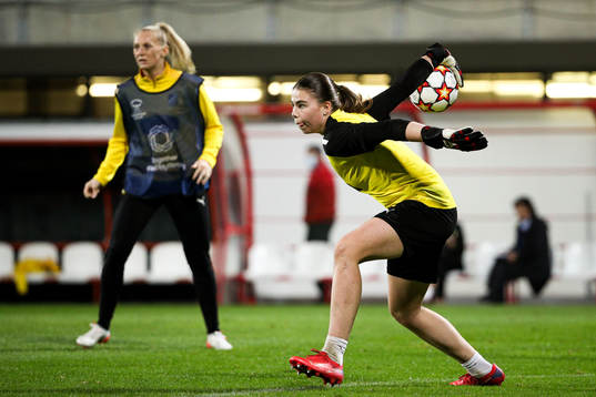 Goalkeeper Lisa Hall