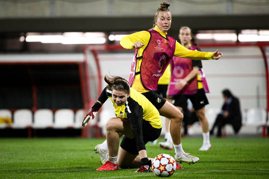 Goalkeeper Lisa Hall and Dilja Yr Zomers