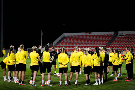Robert Vilahamn, head coach, give instructions to the