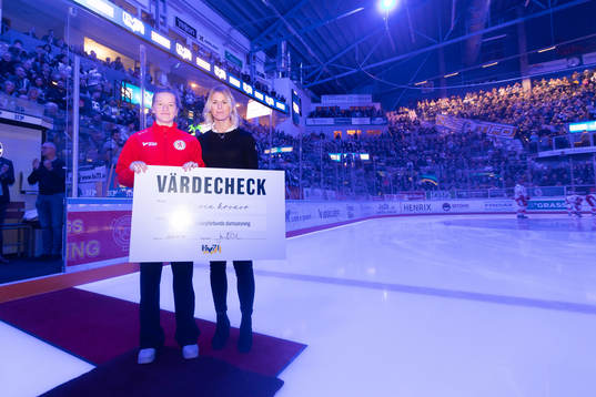 s Jenni Asserholt delar ut en värdecheck till Smålands