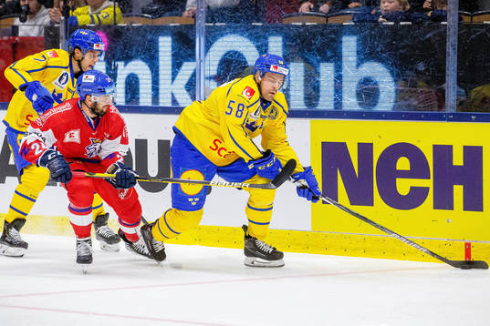 Sveriges Henrik Tömmernez och Anton Lander mot Tjeckiens