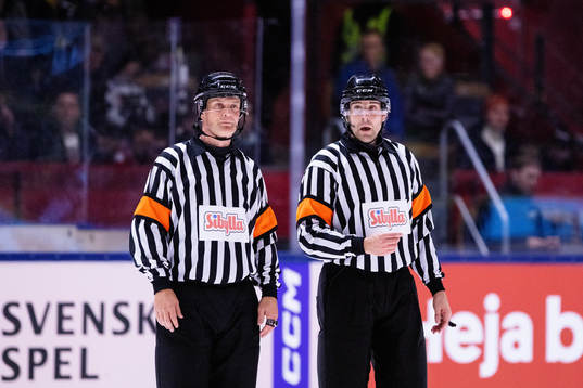 Domarna Mikael Nord och Mikael Sjöqvist