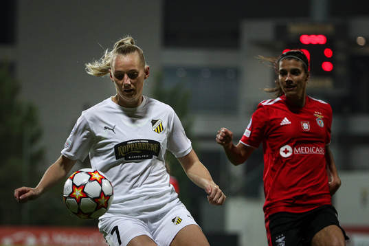 Stina Blackstenius of Häcken and Carole Costa of Benfica
