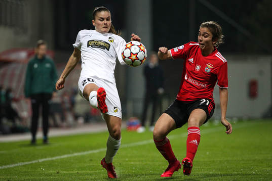 Hanna Wijk of häcken and  Pauleta of Benfica